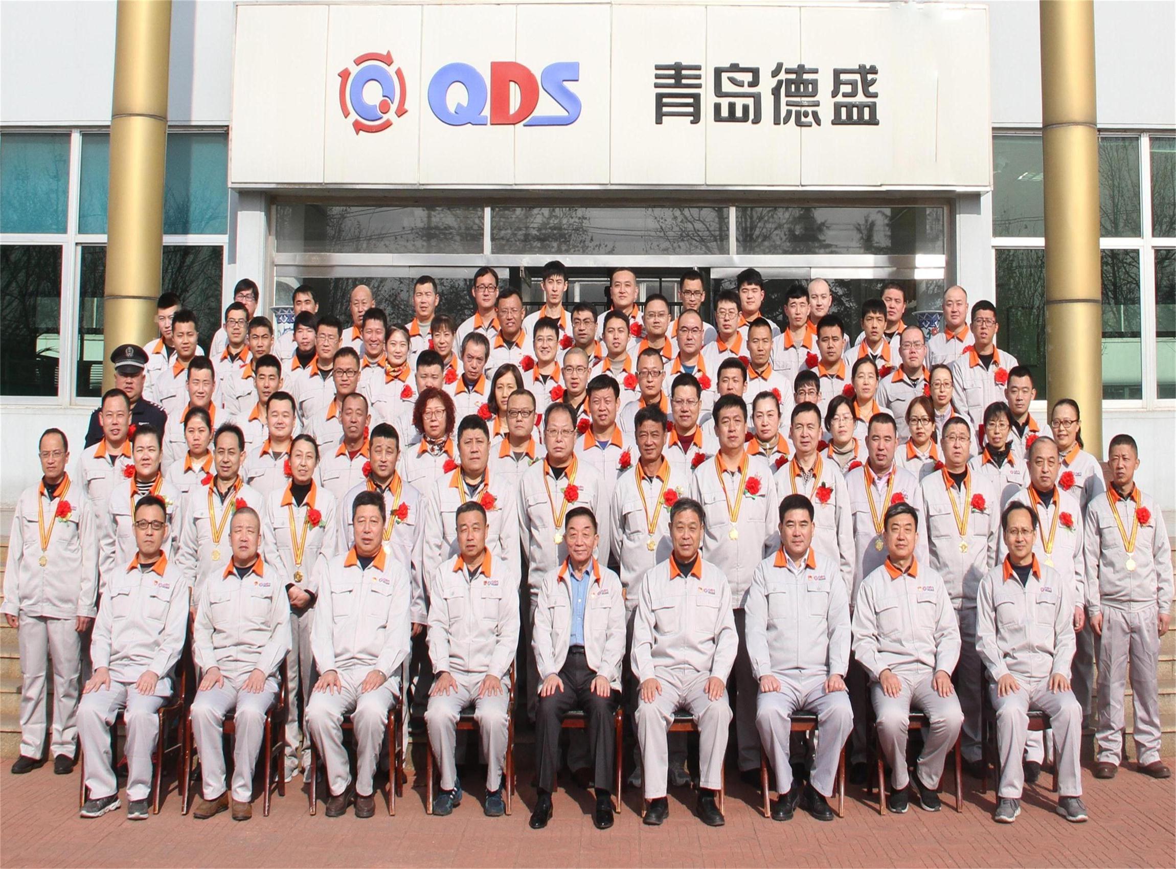 董事長(zhǎng)孫佩璋及全體高管與獲獎(jiǎng)員工、榮獲獎(jiǎng)牌員工合影
